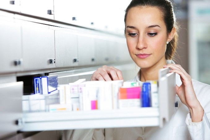 Εξασκώντας Μόνος το Επάγγελμα του Φαρμακοποιού Εξασκώντας Μόνος το Επάγγελμα του Φαρμακοποιού