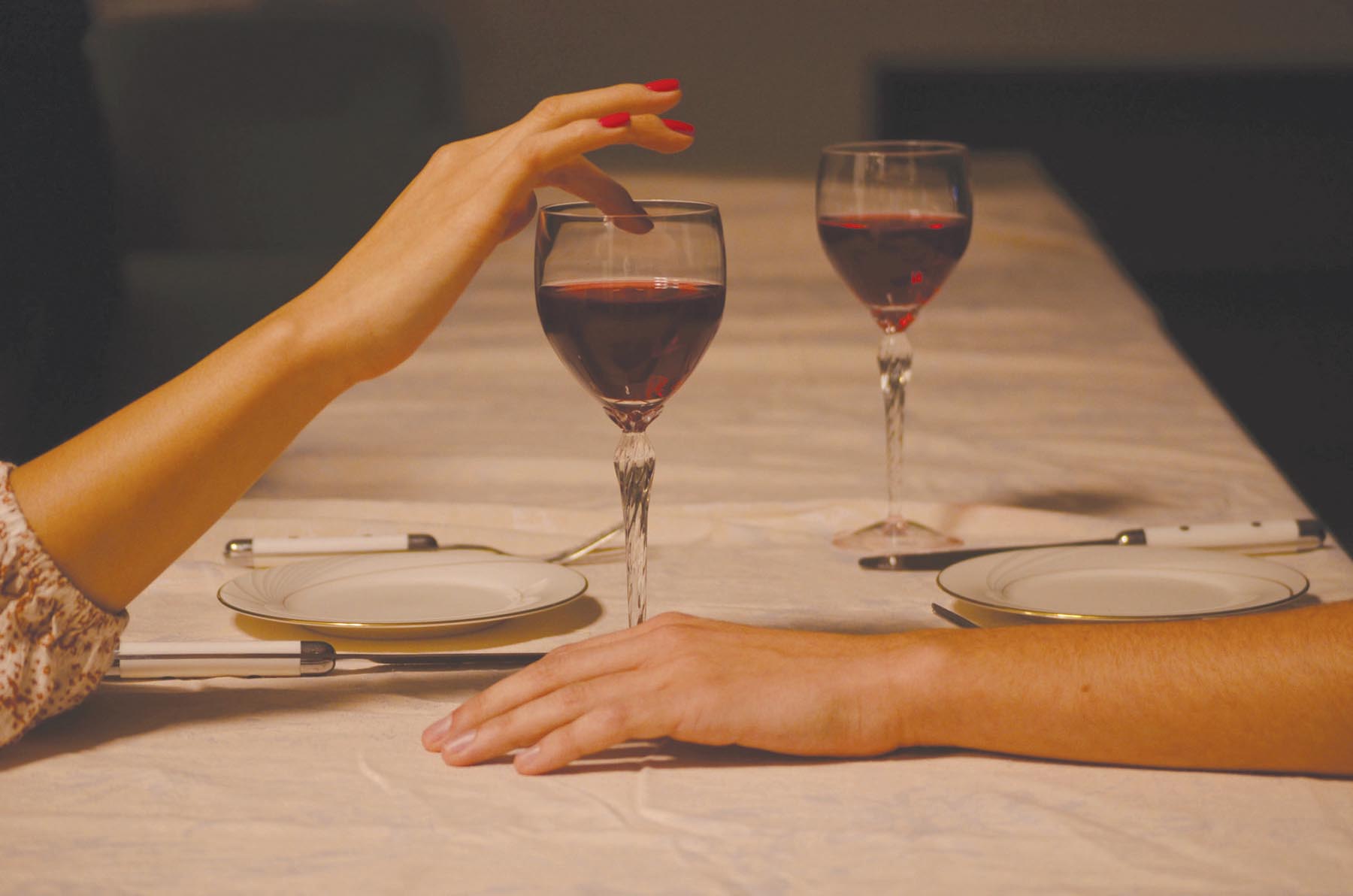 Ένα Βερνίκι Νυχιών Προστατεύει τις Γυναίκες στη Νυχτερινή Έξοδο Ένα Βερνίκι Νυχιών Προστατεύει τις Γυναίκες στη Νυχτερινή Έξοδο