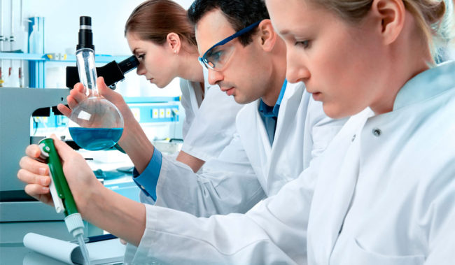 Όπως και σε άλλες βιομηχανίες, τα στελέχη της φαρμακευτικής βιομηχανίας βλέπουν το επιχειρηματικό τους μοντέλο να επανατοποθετείται μέσα από τις ψηφιακές εξελίξεις. Όπως και σε άλλες βιομηχανίες, τα στελέχη της φαρμακευτικής βιομηχανίας βλέπουν το επιχειρηματικό τους μοντέλο να επανατοποθετείται μέσα από τις ψηφιακές εξελίξεις.