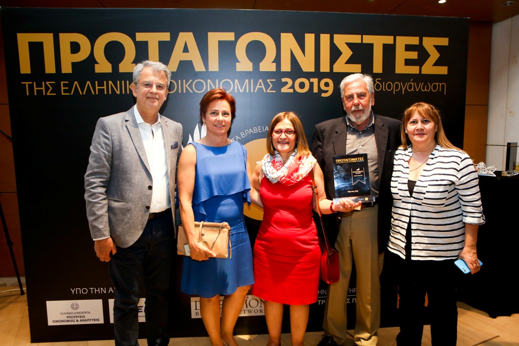 Από Αριστερά: κ. Μουχτής Θανάσης, Γεν. Διευθυντής Ομίλου ΠΕΙ.ΦΑ.ΣΥΝ, κα. Χιλιαρχοπούλου Μαρίνα, Δ/ντρια Logistics & Διαχείρισης Ποιότητας Ομίλου ΠΕΙ.ΦΑ.ΣΥΝ, κα. Αλειφέρη Ελένη , Αναπληρώτρια Γεν. Διευθύντρια Ομίλου ΠΕΙ.ΦΑ.ΣΥΝ, κ. Καραμπινίδης Παναγιώτης , Προϊστάμενος Εποπτικού Συμβουλίου Ομίλου ΠΕΙ.ΦΑ.ΣΥΝ, κα. Μαυρίδου Ευγενία , Γ. Γραμματέας Διοικητικού Συμβουλίου Ομίλου ΠΕΙ.ΦΑ.ΣΥΝ