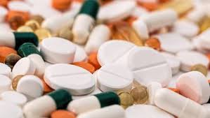 Το πρώτο online φαρμακείο στην Ευρώπη, το "Pharmacy2U" δημιουργήθηκε το 1999 και παραμένει ο ηγέτης του τομέα, ακολουθούμενος από τις μεγάλες αλυσίδες φαρμακείων και μερικές άλλες εκατοντάδες μικρότερες. Το πρώτο online φαρμακείο στην Ευρώπη, το "Pharmacy2U" δημιουργήθηκε το 1999 και παραμένει ο ηγέτης του τομέα, ακολουθούμενος από τις μεγάλες αλυσίδες φαρμακείων και μερικές άλλες εκατοντάδες μικρότερες.