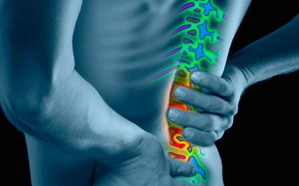 O συσχετισμός της οσφυαλγίας με τον πονοκέφαλο εξηγείται με τον τρόπο που οι άνθρωποι αντιδρούν στον πόνο.