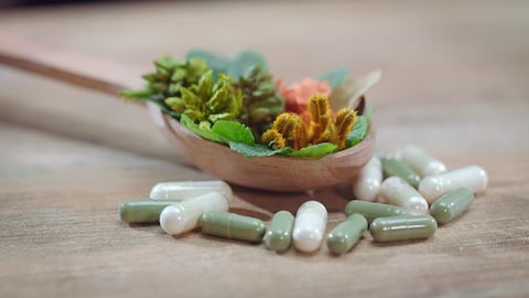 Υπάρχει κίνδυνος πολλά προϊόντα να παρεμβαίνουν στην ορμονοθεραπεία ή στη χημειοθεραπεία και συγκεκριμένα κάποια να παρατείνουν τη διαδικασία πήξης του αίματος, με αποτέλεσμα κάποιες πληγές να καθυστερούν να επουλωθούν ή να αφήνουν σημάδια.