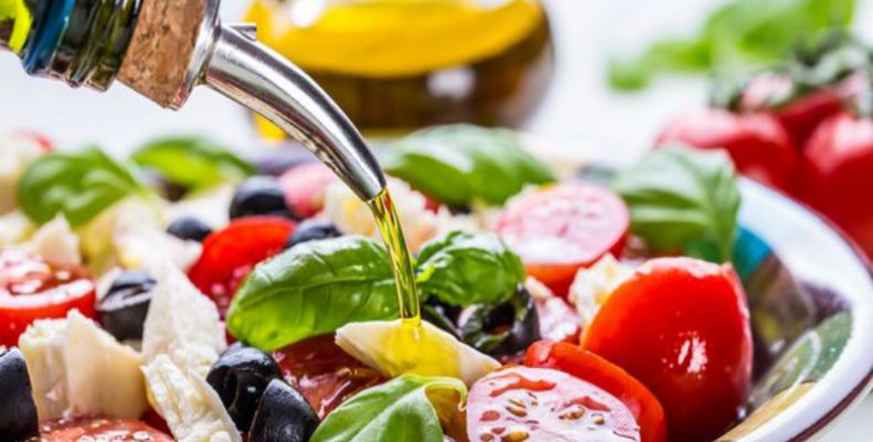 Η Μεσογειακή Διατροφή Επηρεάζει Διαφορετικά τα Μικροαγγεία σε Διαφορετικές Χρονικές Περιόδους.