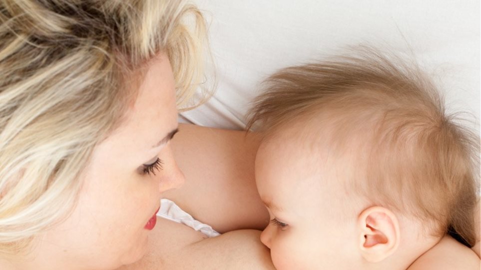 Το μητρικό γάλα φέρει αντισώματα από τη μητέρα που βοηθούν στην καταπολέμηση των ασθενειών, ενώ παράλληλα δημιουργεί έναν ιδιαίτερο δεσμό μεταξύ της μητέρας και του μωρού.