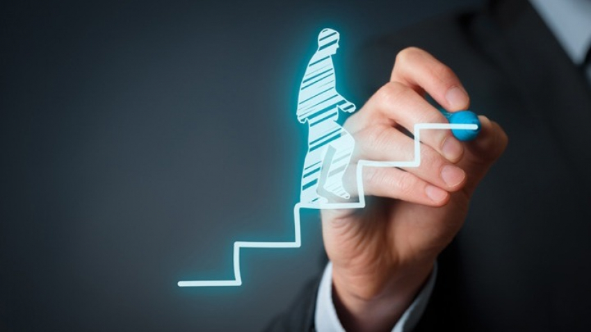 Στο πλαίσιο της φθινοπωρινής έκθεσής του, το ΕΔΣ κάνει λόγο για θετική δυναμική της ελληνικής οικονομίας με την οικονομική δραστηριότητα να αυξάνεται σε συνδυασμό με την άσκηση «συνετών» δημοσιονομικών πολιτικών.