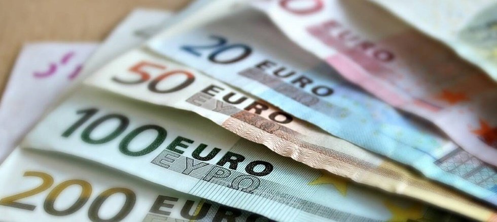 Ενδεικτικό είναι ότι η μείωση της μηνιαίας παρακράτησης φόρου θα ανέλθει στα 27 ευρώ τον μήνα για τους μισθωτούς με τρία παιδιά, ενώ για μισθωτό με δύο παιδιά η μείωση της παρακράτησης θα είναι 17 ευρώ τον μήνα.