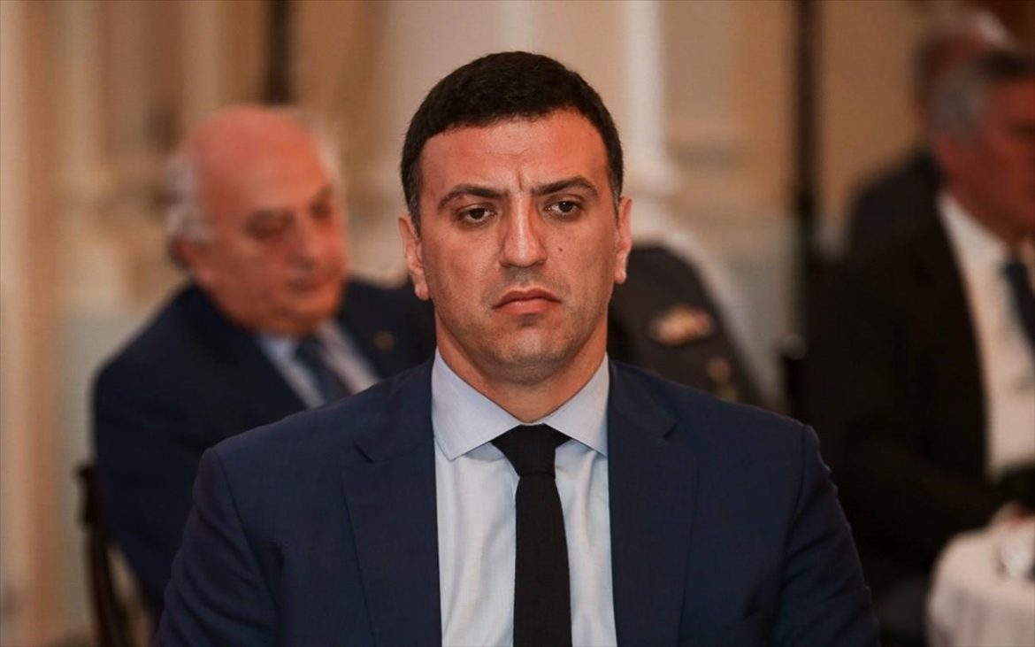 Στα επιτεύγματά του Υπουργού Υγείας συμπεριλαμβάνεται η πρόσφατη ανάρτηση του νέου Δελτίου Τιμών των Φαρμάκων με χαμηλότερες τιμές στο σύνολό τους.