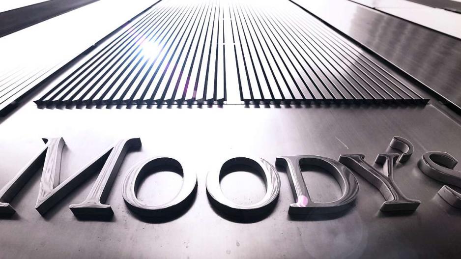 Ο Moody’s στην ανακοίνωσή του για τον κλάδο της λιανικής επισημαίνει ότι ο online ανταγωνισμός πλήττει τις πωλήσεις και συρρικνώνει τα περιθώρια κέρδους.