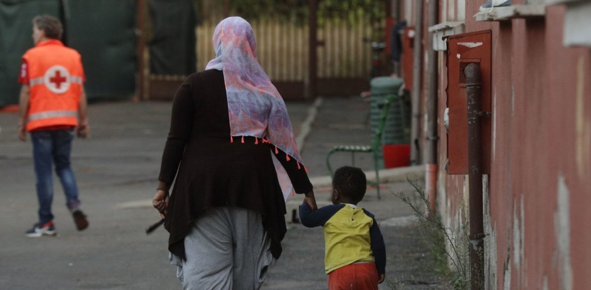 Ο ΠΙΣ επισημαίνει ότι «τα τελευταία έτη παρατηρούμε την ανεξέλεγκτη δράση ΜΚΟ, κάθε μορφής και προέλευσης στην παροχή υπηρεσιών υγείας σε πρόσφυγες και μετανάστες που εισέρχονται στη χώρα μας».