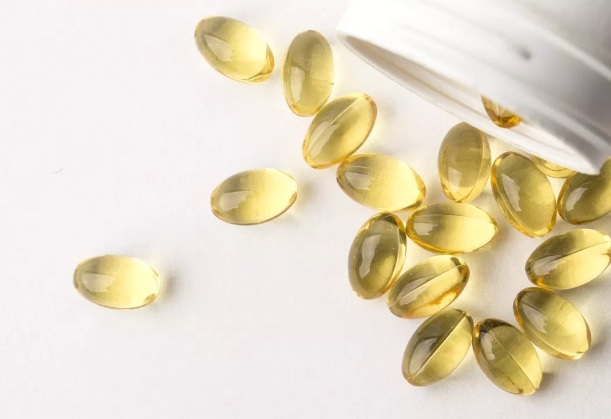 Η κατανάλωση συμπληρωμάτων διατροφής με ιχθυέλαιο συσχετίστηκε με την εμφάνιση υψηλότερου αριθμού σπερματοζωαρίων, καλύτερη λειτουργία των όρχεων και βελτιωμένα επίπεδα ορμονών που συμβάλλουν στην ανδρική γονιμότητα.