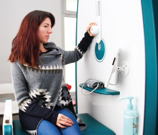 Η πολυθρόνα “Hygia Pulse” δίνει στους ασθενείς τη δυνατότητα να μετρήσουν το βάρος, τη θερμοκρασία, την πίεσή τους, καθώς και τους παλμούς τους, μαζί με τον κορεσμό του οξυγόνου τους.