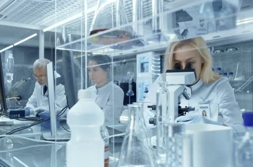 Τα κρούσματα ιλαράς ήταν υψηλά τον χειμώνα, κορυφώθηκαν τον Μάρτιο και μειώθηκαν σημαντικά από το καλοκαίρι και εφεξής, σύμφωνα με τα στοιχεία της ΕΛΣΤΑΤ.