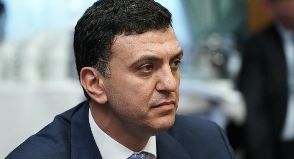 «Συνιστώ να αντιμετωπίσουμε την κατάσταση με ψυχραιμία, νηφαλιότητα και εμπεριστατωμένη επιστημονική ενημέρωση από τους ειδικούς» τόνισε ο κ. Κικίλιας για τον κοροναϊό.