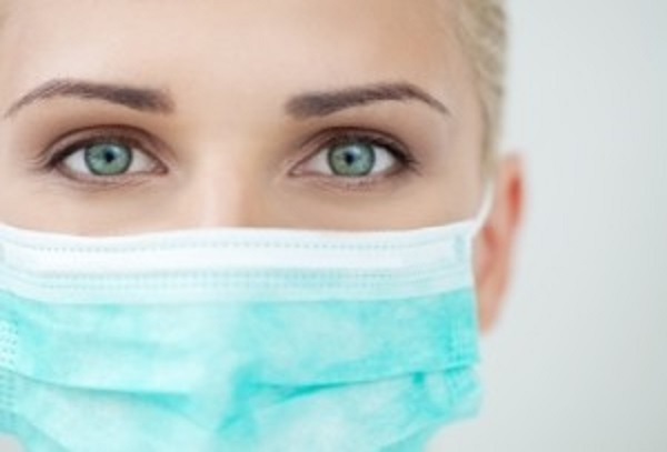 Ο ΕΟΔΥ θέλησε να ξεκαθαρίσει πως ο σωστός τρόπος εφαρμογής της απλής χειρουργικής μάσκας είναι μόνο ένας και να δώσει αναλυτικές οδηγίες στους πολίτες.