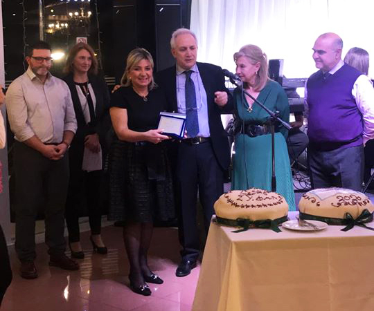 Τη βράβευση πραγματοποίησε ο Πρόεδρος του Πανελλήνιου Φαρμακευτικού Συλλόγου, κύριος Απόστολος Βαλτάς