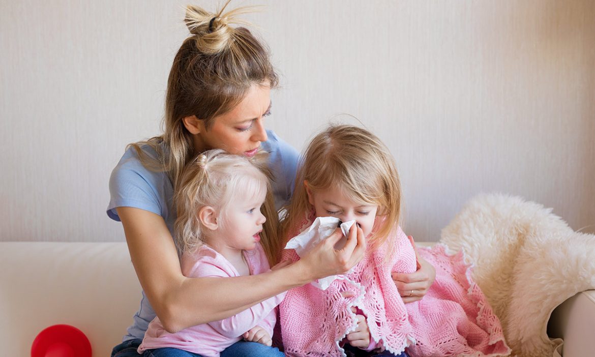 Σύμφωνα με λανθασμένες απόψεις, όλα τα παιδιά θα μείνουν ουσιαστικά αλώβητα από τον κορωνοϊό και σίγουρα θα νοσήσουν ήπια, όταν κολλήσουν τον SARS-CoV-2 που προκαλεί τη νόσο Covid-19.