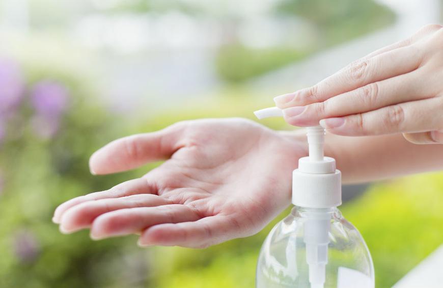 Οι Γερμανοί Φαρμακοποιοί Παρασκευάζουν στο Εργαστήριό τους τα Αντισηπτικά Gel.