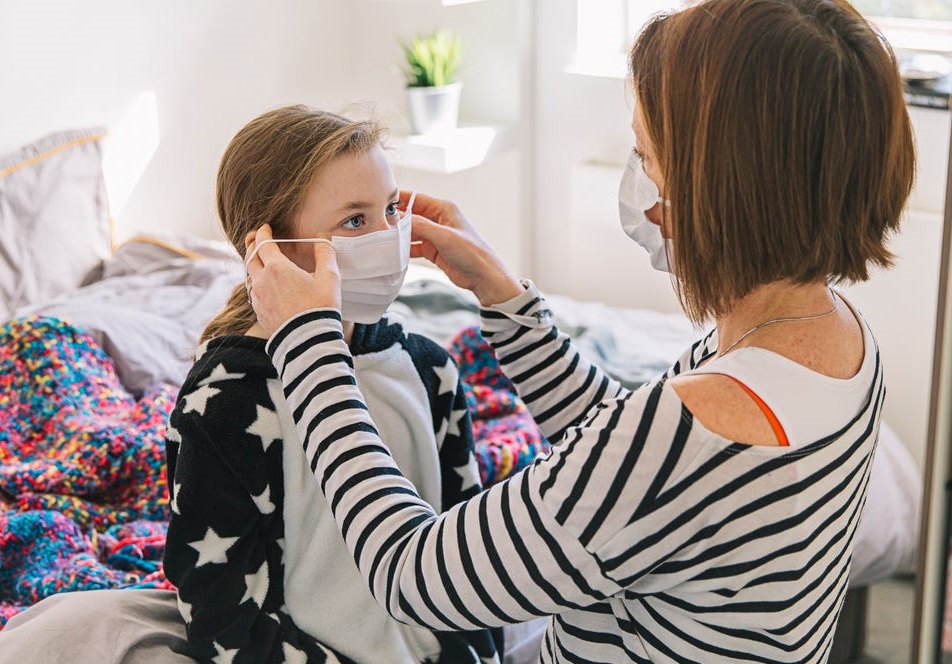 Σύμφωνα με ένα επιστημονικό άρθρο στο “Frontiers in Pediatrics”, ξεκινά με διάρροια και ναυτία στα παιδιά, και όχι με βήχα!