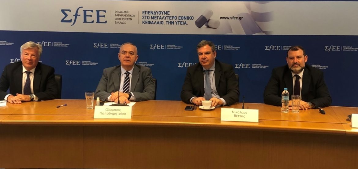 Γενικός Διευθυντής ΣΦΕΕ, κ. Μιχάλης Χειμώνας, Πρόεδρος ΣΦΕΕ, κ. Ολύμπιος Παπαδημητρίου, Γενικός Διευθυντής ΙΟΒΕ, Καθ. Νίκος Βέττας, και Επιστημονικός Σύμβουλος ΙΟΒΕ, κ. Άγγελος Τσακανίκας.