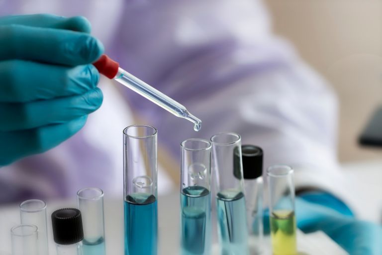 Η διάγνωση της λοίμωξης από τον SARS-CoV-2 βασίζεται σε τεστ που ανιχνεύουν είτε το RNA του ιού ή διάφορα αντιγόνα του ιού. Η διάγνωση της λοίμωξης από τον SARS-CoV-2 βασίζεται σε τεστ που ανιχνεύουν είτε το RNA του ιού ή διάφορα αντιγόνα του ιού.