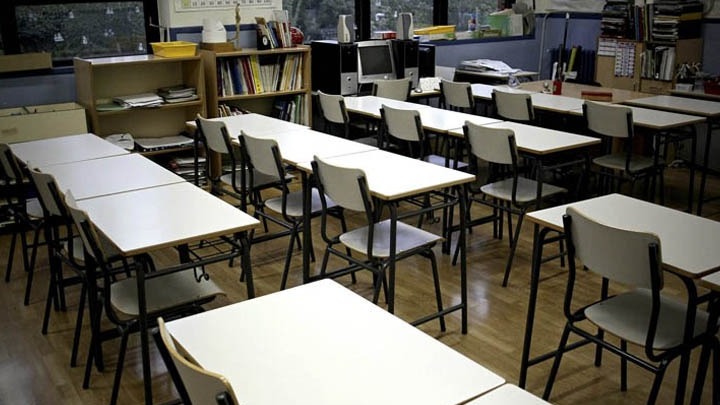 Συσχέτιση του Κλεισίματος των Σχολείων με την Επίπτωση και τη Θνησιμότητα από COVID-19 στις ΗΠΑ.