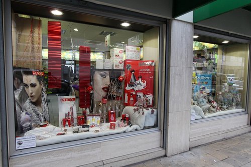 Η βιτρίνα πρέπει να δημιουργήσει μια διάδραση. Χρειαζόμαστε λοιπόν πάντα κάτι νέο.