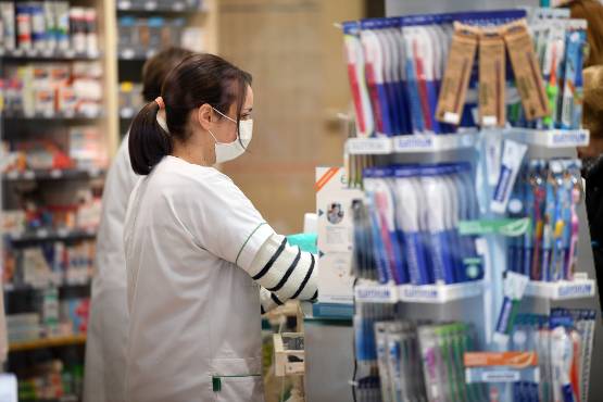 Η ροή των πελατών στον χώρο έχει αλλάξει εντελώς και η περίοδος πλέον δεν ευνοεί την ευρεία περιήγηση των πελατών στις ραφιέρες σε όλα τα σημεία του φαρμακείου.