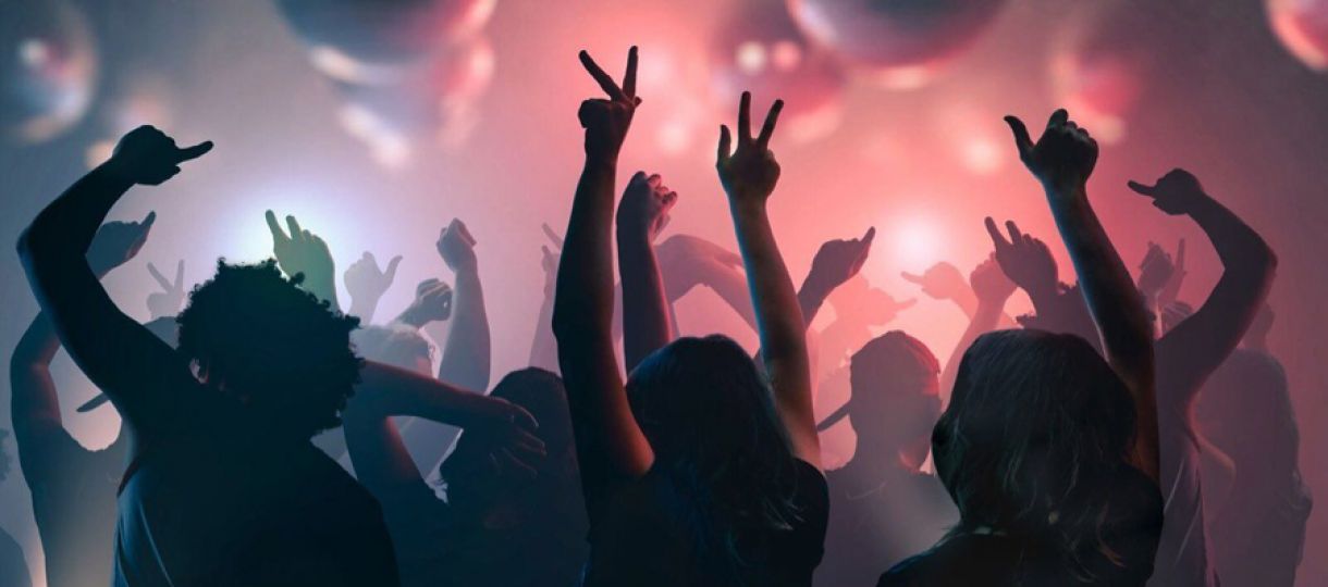 Στο επίπεδο Α (κίτρινο) προβλέπεται η υποχρεωτική χρήση μάσκας για το προσωπικό και για το κοινό κατά την αναμονή, 6 άτομα ανά τραπέζι και αποκλειστικά καθήμενοι.