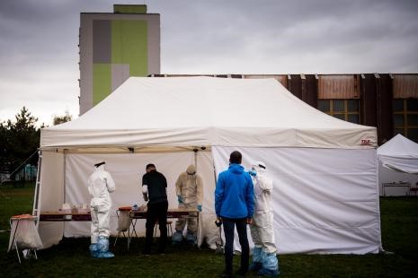 Σλοβακία: Μία Προσπάθεια Μαζικής Εξέτασης για τον Κορωνοϊό