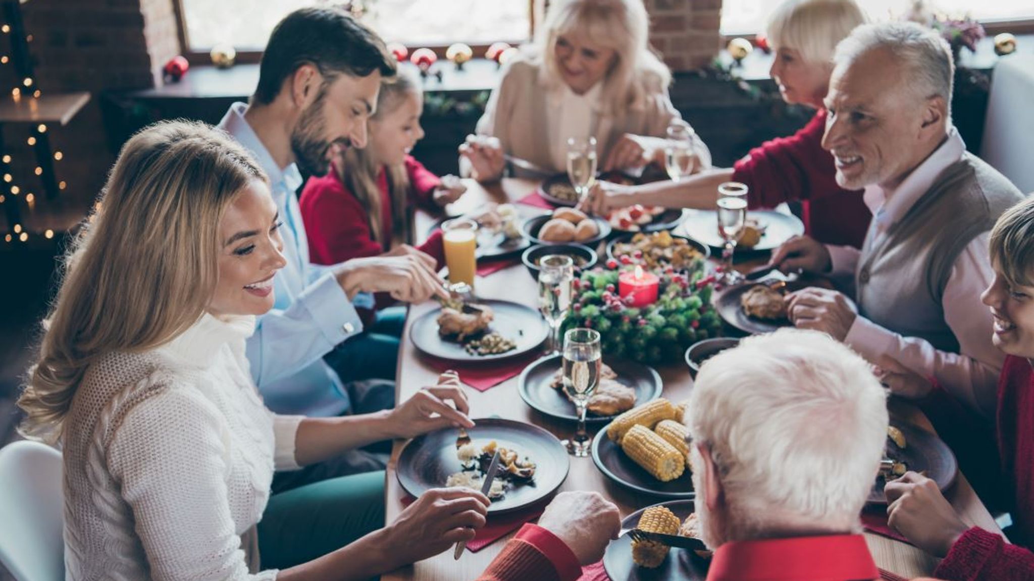 Εάν επιλέξετε να έχετε επισκέπτες στο σπίτι σας, βεβαιωθείτε ότι όλοι ακολουθούν τα μέτρα για να κάνουν τις γιορτές των διακοπών ασφαλέστερες.