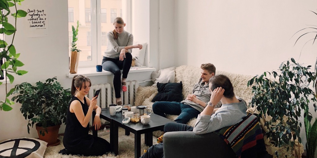 Η Ομιλία σε Κλειστό Χώρο Μπορεί να Εξαπλώσει τον Κορωνοϊό όσο ο Βήχας.