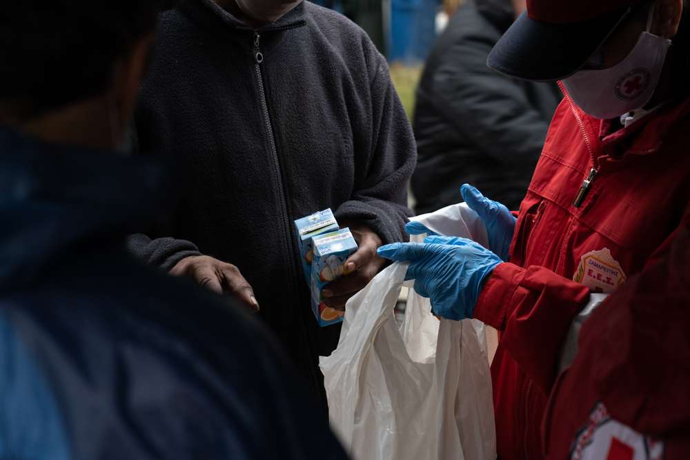 Κατά τη διάρκεια της δράσης, θα διανεμηθούν ζεστά ροφήματα και τρία διαφορετικά δέματα με ανθρωπιστικό υλικό (είδη ατομικής υγιεινής και φροντίδας, είδη βασικής διατροφής και είδη προστασίας από τις καιρικές συνθήκες).
