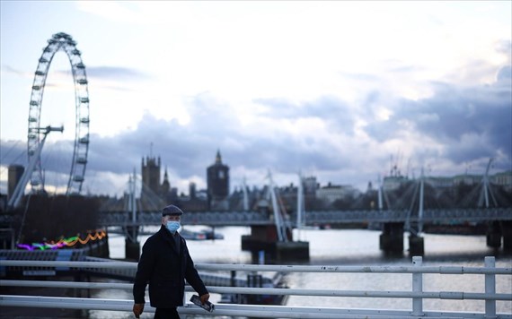 Μπορεί να Παραμείνουν σε Ισχύ Κάποια Περιοριστικά Μέτρα έως Ότου Εμβολιαστούν Όλοι οι Ενήλικες.