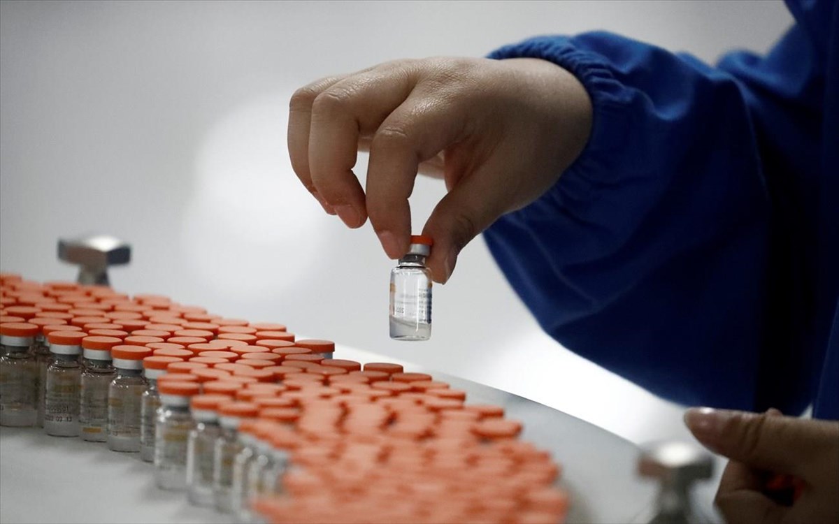 Το bamlanivimab και το etesevimab έχουν σχεδιαστεί για να προσκολλώνται στην πρωτεΐνη- ακίδα του SARS-CoV-2 σε δύο διαφορετικές θέσεις. Το bamlanivimab και το etesevimab έχουν σχεδιαστεί για να προσκολλώνται στην πρωτεΐνη- ακίδα του SARS-CoV-2 σε δύο διαφορετικές θέσεις.