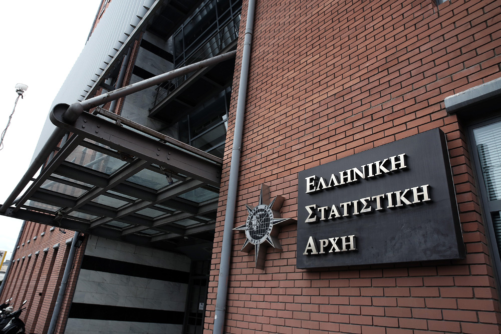 Έλλειμμα 9,7% και Χρέος 205,6%.