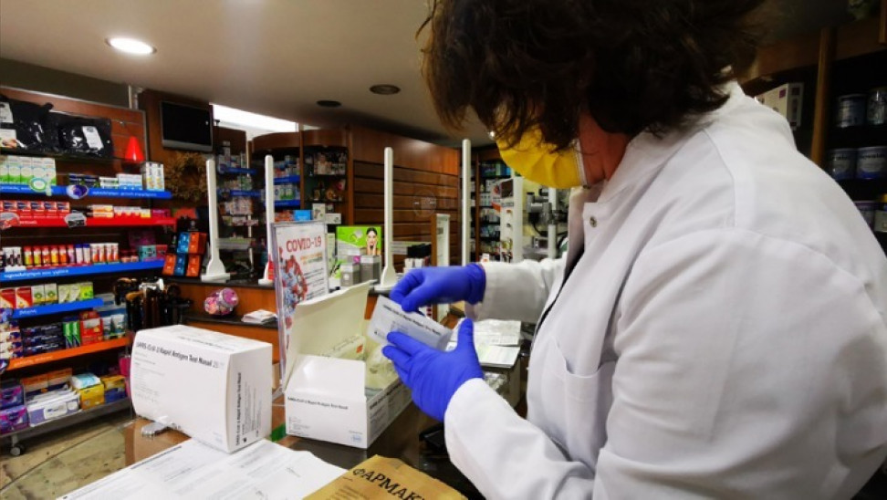 Στα Ράφια των 11.000 Φαρμακείων τα Self Tests.