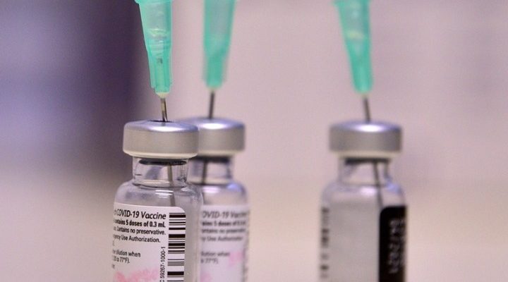 Μία Δόση Εμβολίου AstraZeneca ή Pfizer Μειώνει Κατά 65% τον Κίνδυνο Μόλυνσης από Κορωνοϊό.