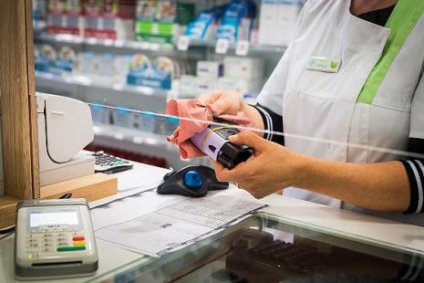 Οι Προστατευτικές Οθόνες από Plexiglas Είναι πιο Επιβλαβείς από ό,τι Χρήσιμες.