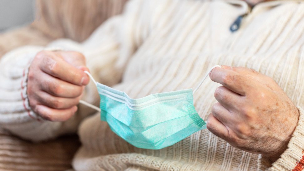 Στις 18:00 οι Ανακοινώσεις για τη Χρήση Μάσκας σε Εξωτερικούς Χώρους.