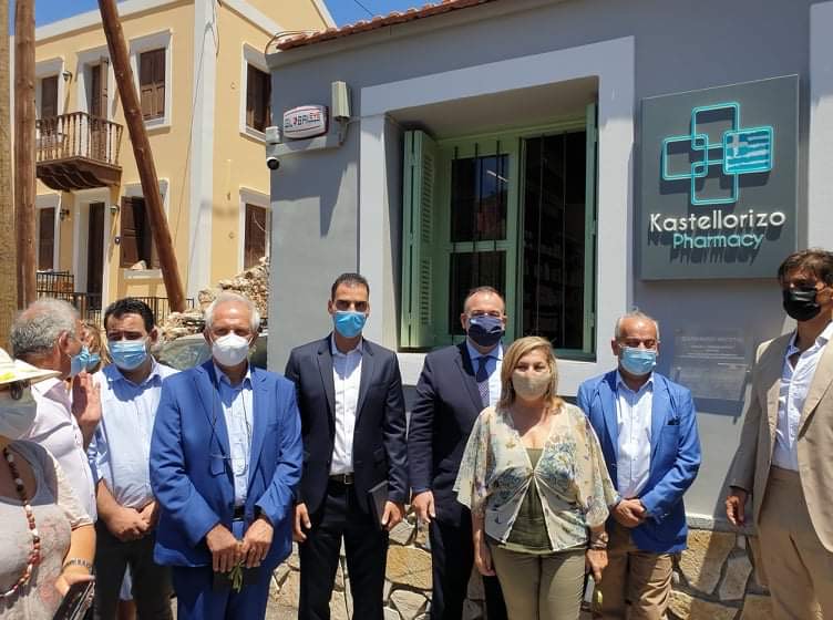 Ο Γενικός Γραμματεας κ. Μ. θεμιστοκλέους, πλαισιούμενος αριστερά από τον πρόεδρο του ΠΦΣ κ. Α. Βαλτά και δεξιά από τον κ. Δημήτρη Γιαννακόπουλο και τον πρόεδρο του ΦΣ Δωδεκανήσου κ. Ν. Φουτούλη.