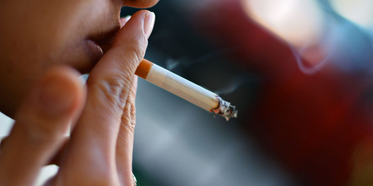 Σε ό,τι αφορά τις γυναίκες, το κάπνισμα έχει βρεθεί ότι προκαλεί διαταραχές στην έμμηνο ρύση, μειώνει μέχρι και κατά 50% την γυναικεία γονιμότητα και σχετίζεται με την πρόωρη εμφάνιση (κατά δύο με τρία χρόνια) της εμμηνόπαυσης.