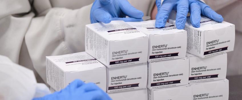 Enhertu: Ένα Πολλά Υποσχόμενο Φάρμακο που Αναμένεται να Αλλάξει τα Δεδομένα στη Θεραπεία των Καρκίνων Μαστού και Ορθού.