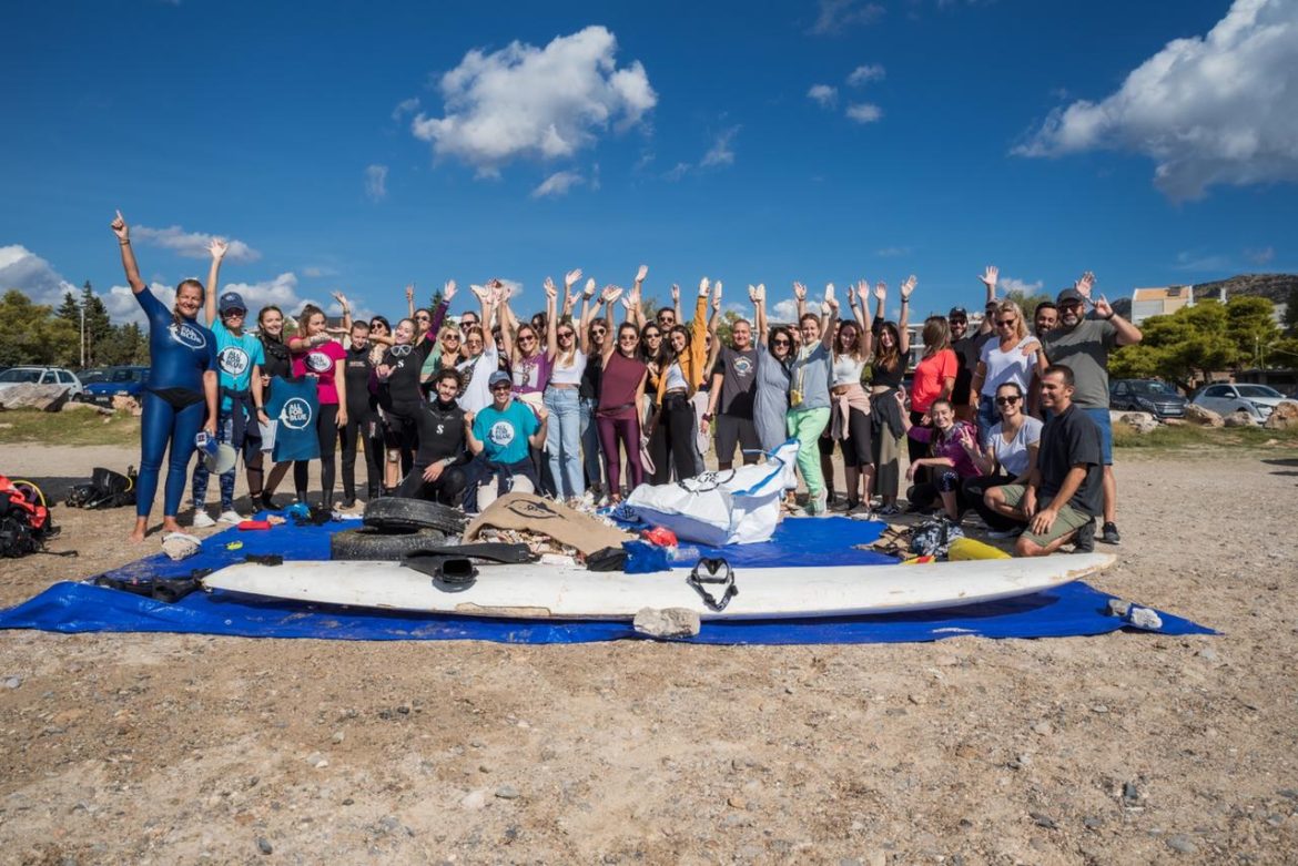 Εργαζόμενοι της L’Oréal Hellas Πραγματοποίησαν Εθελοντικό Καθαρισμό Παραλίας.