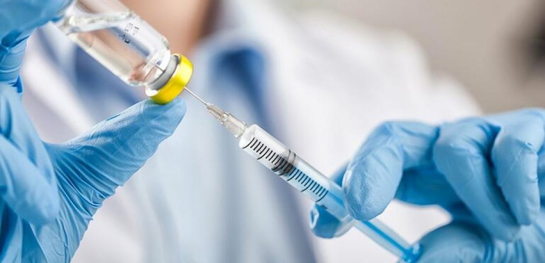 Ξεκινούν τη Δευτέρα οι Πρώτοι Εμβολιασμοί με τα Επικαιροποιημένα Εμβόλια.