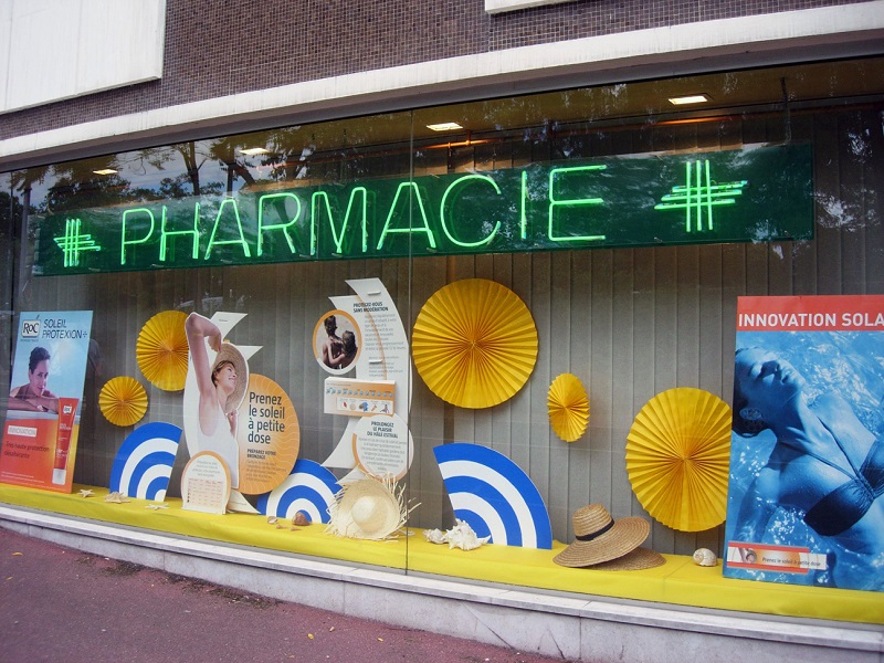 Επίσης, θυμηθείτε ότι η βιτρίνα σας πρέπει να αλλάζει μια φορά τον μήνα ή και κάθε δεκαπέντε ημέρες, αν το Φαρμακείο σας βρίσκεται σε έναν πολυσύχναστο δρόμο στο κέντρο της πόλης.
