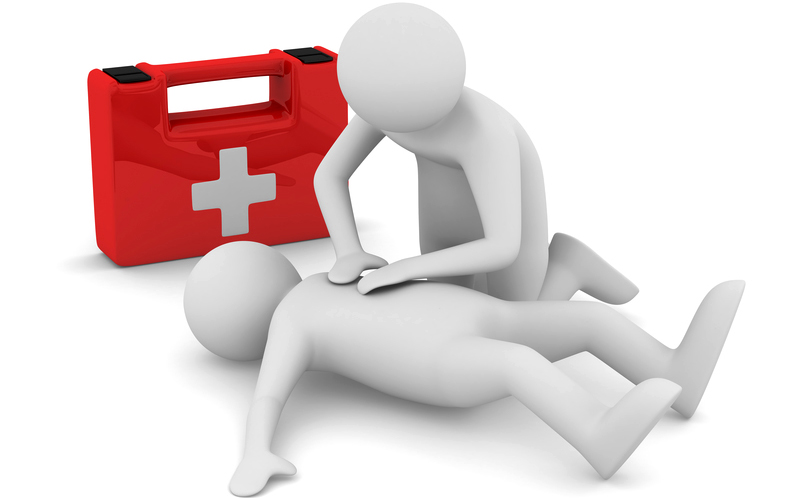 Οι πρώτες βοήθειες είναι οι πρώτες ενέργειες που λαμβάνουν χώρα στον τόπο του ατυχήματος με οποιαδήποτε πρόχειρα μέσα διατίθενται.