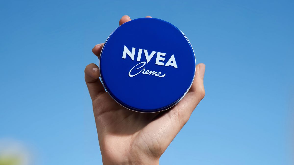 Από το Αμβούργο στον Κόσμο: 100 Χρόνια του Εμβληματικού Μπλε Κουτιού της NIVEA